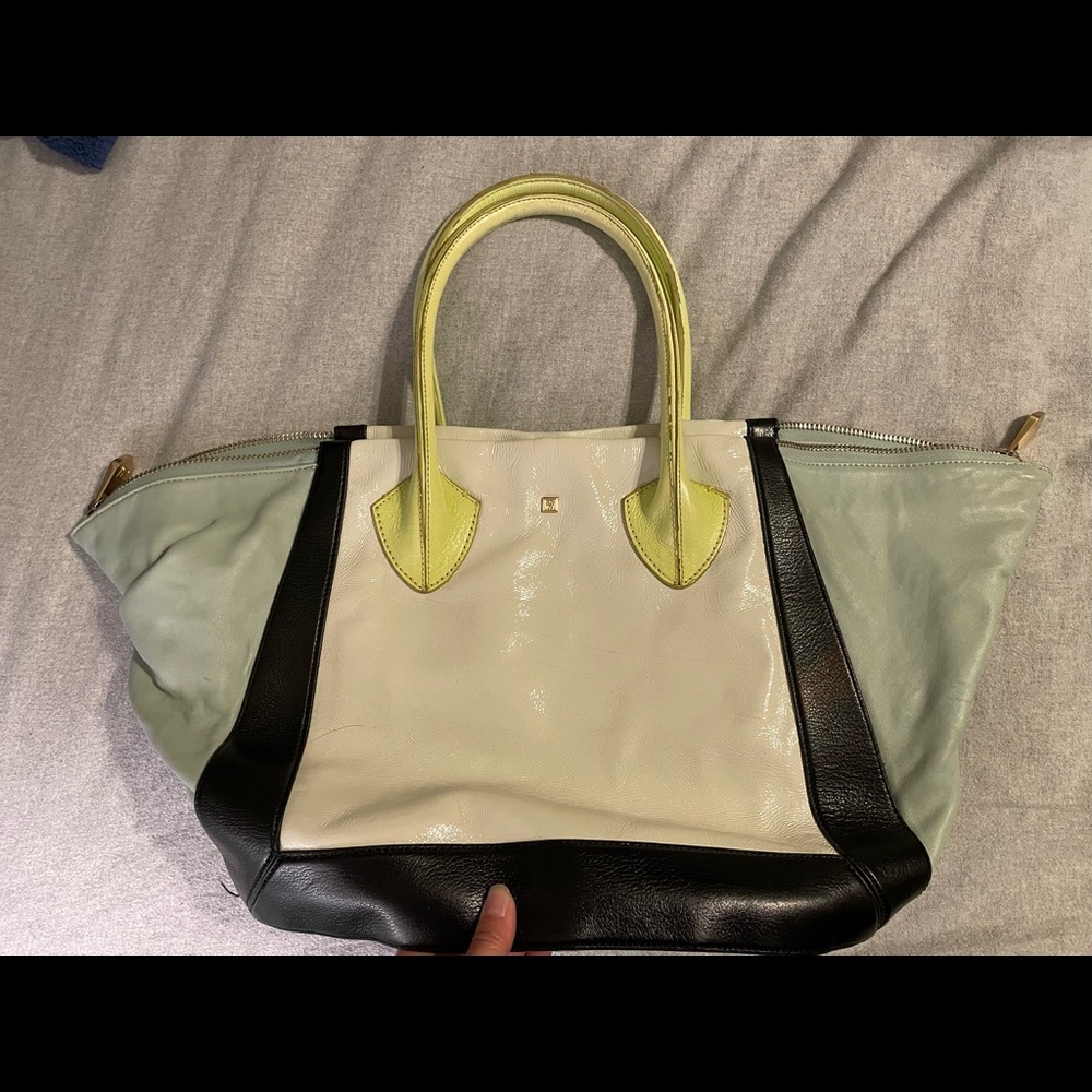 Pour La Victoire Maison patent leather purse